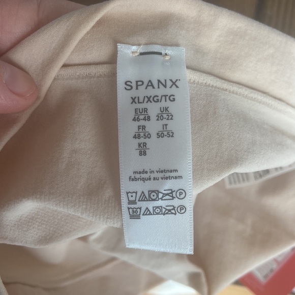 Pair of (2) Spanx Everyday Seamless Shaping Shorty Underwear NWT Soft Nude - Picture 3 of 7